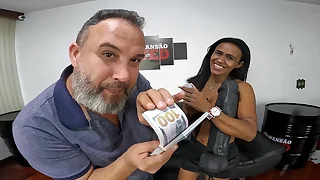 A Milf India Juju aceita o desafio de $10.000 dolares para enfiar o Tikinho itsy-bitsy cú