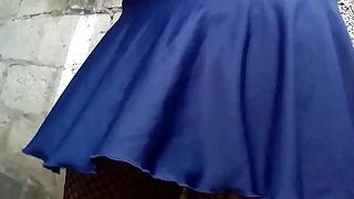 Ricura mi falda y mostrando mi pantis azul