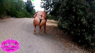 Milf esibizionista Lady Charm per strada